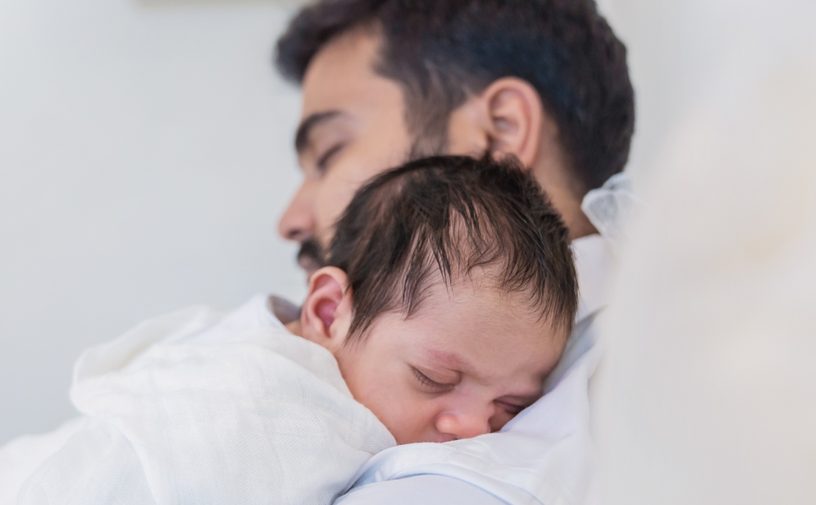 أب يعانق طفله