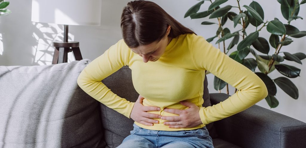 امرأة تعاني من أوجاع في البطن