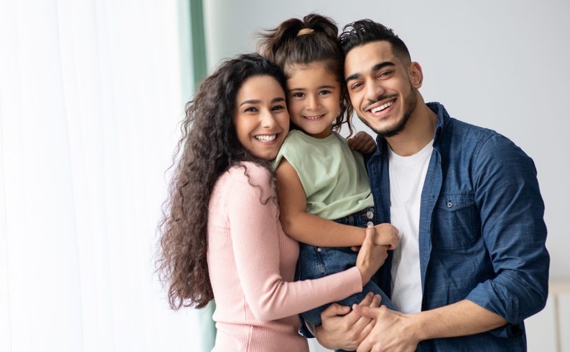 عائلة سعيدة تعانق بعضها