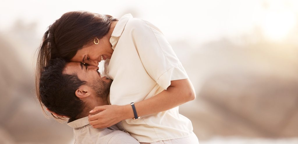 العناق بين الزوجين