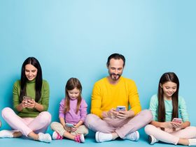 عائلة على الهواتف