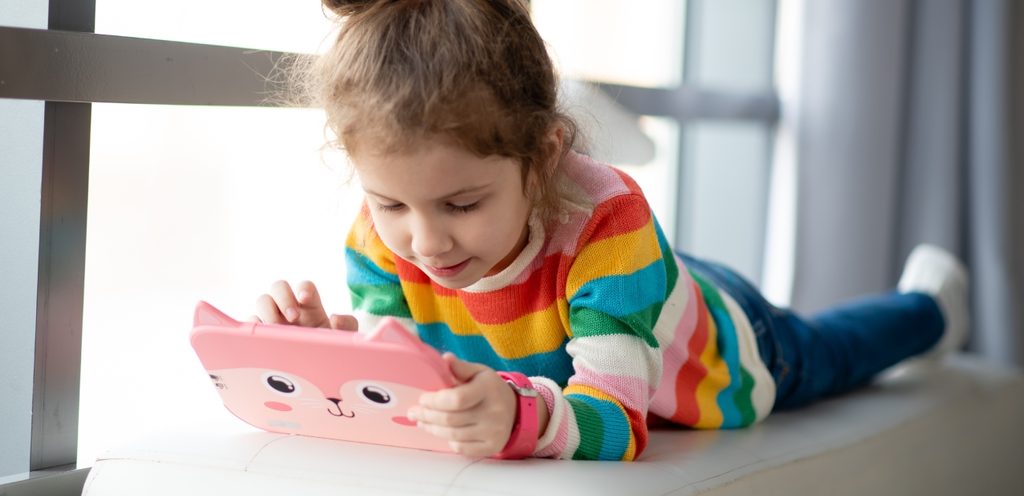 طفلة تستخدم الانترنت