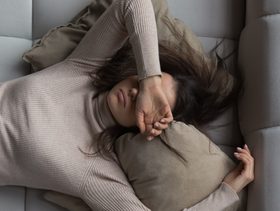 امرأة تشعر بالمرض