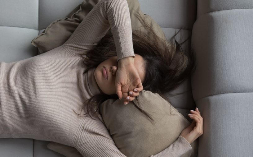 امرأة تشعر بالمرض