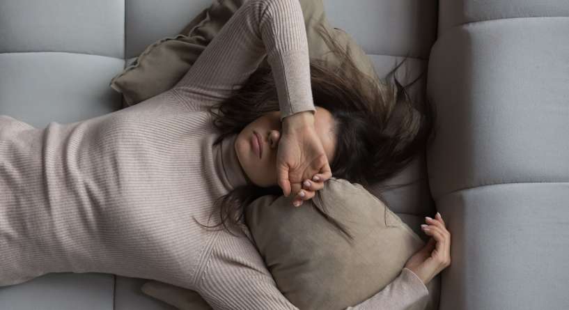 امرأة تشعر بالمرض