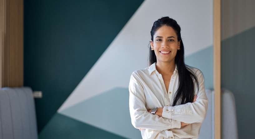 امرأة ذكية واثقة من نفسها