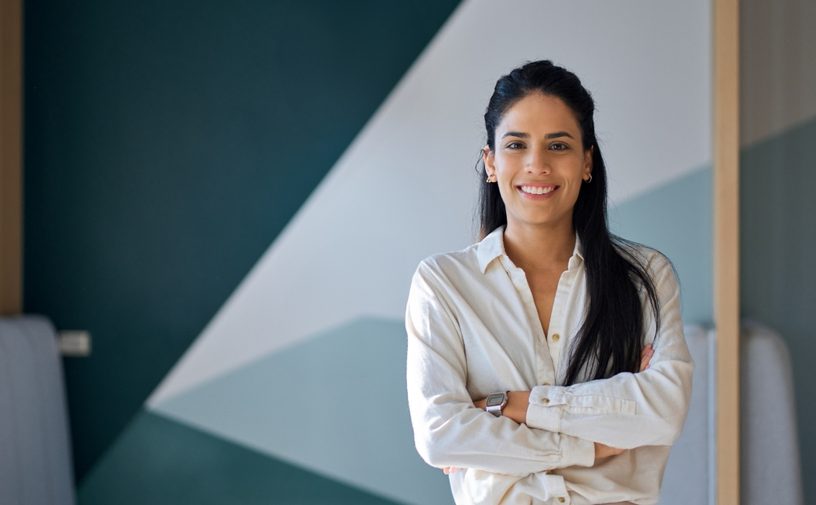 امرأة ذكية واثقة من نفسها