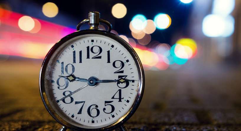 ساعة تدل على مرور الوقت بسرعة