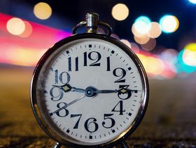ساعة تدل على مرور الوقت بسرعة