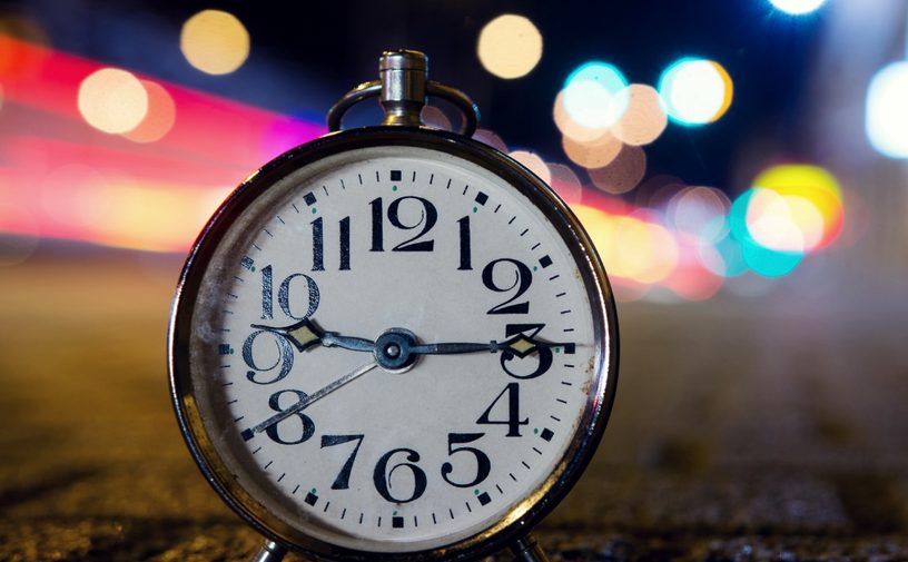 ساعة تدل على مرور الوقت بسرعة