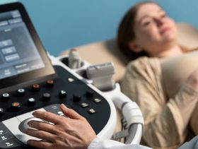 امرأة تجري سورنار للكشف عن متلازمة داون لدى الجنين