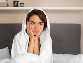امرأة تعاني من مشاكل في المبيض