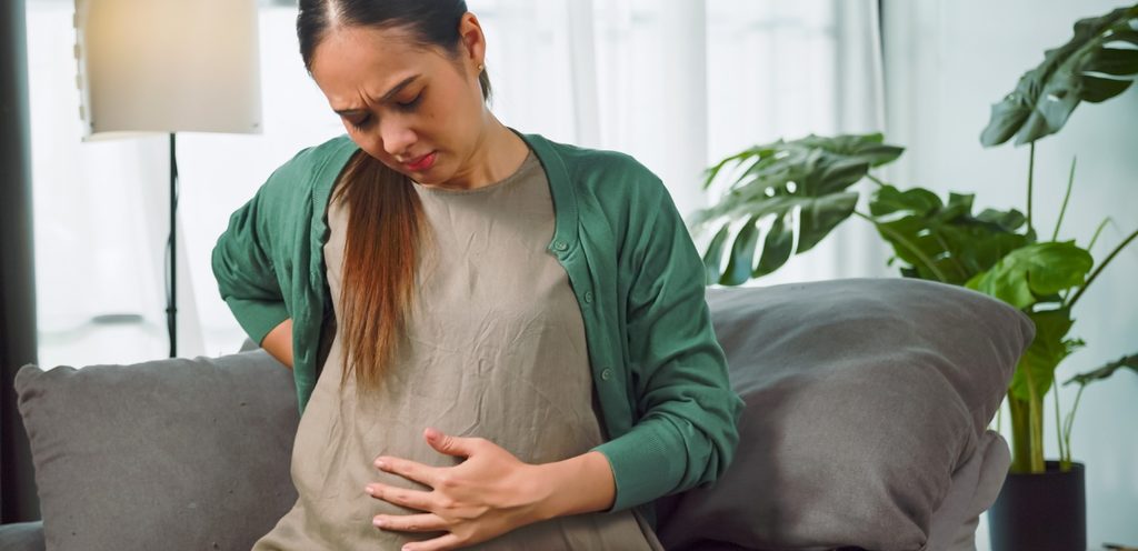 امرأة حامل تعاني من ألم في بطنها