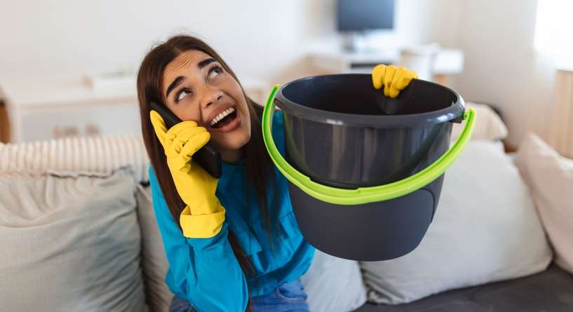 امرأة تطلب المساعدة بعد تسرّب المياه