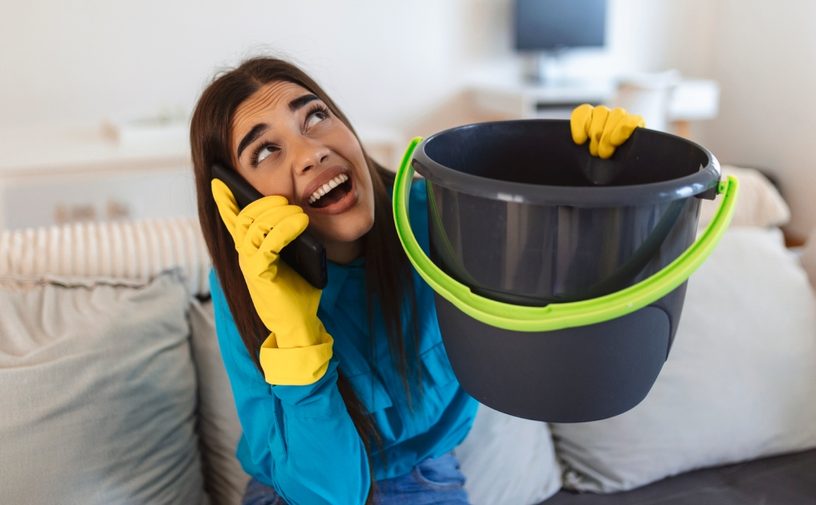 امرأة تطلب المساعدة بعد تسرّب المياه