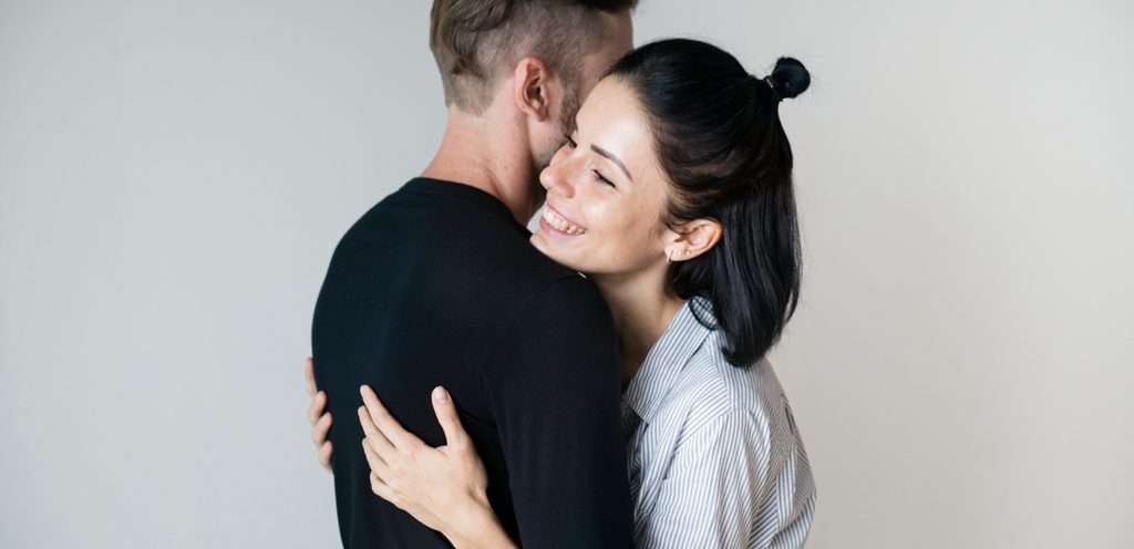 رجل يعانق حبيبته