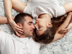 رجل من برج الأسد مع زوجته بالفراش