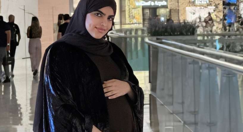 سارة الودعاني تلد طفلتها تيا في الشهر الثامن من الحمل في تايلاند