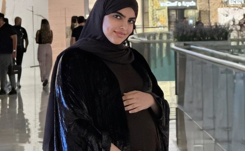 سارة الودعاني تلد طفلتها تيا في الشهر الثامن من الحمل في تايلاند