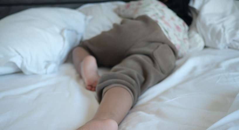 طفل ينام على بطنه