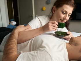 سيدة تشرب شاي المورينجا مع زوجها