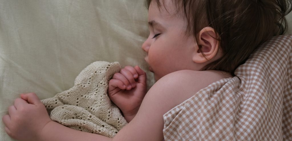 طفل نائم على جانبه