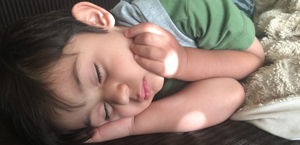 طفل نائم