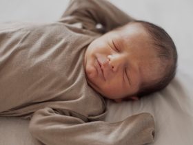 طفل يتحرّك أثناء النوم