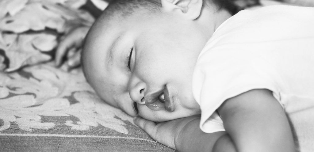 طفل ينام على بطنه