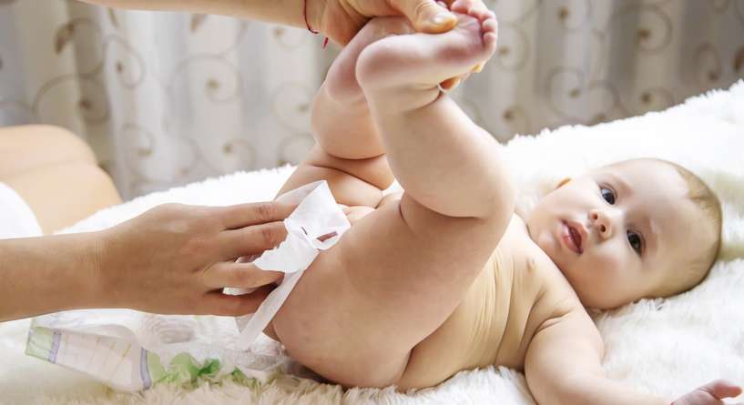 لون براز الرضيع أخضر غامق ورائحته كريهة