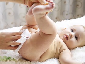 لون براز الرضيع أخضر غامق ورائحته كريهة