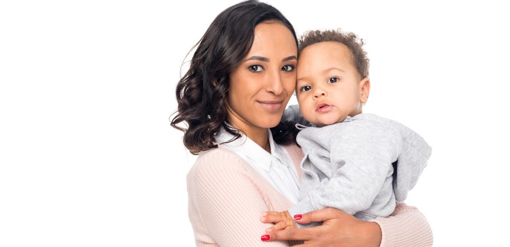 امرأة تحمل طفلها الرضيع