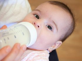 كم مدة الحليب الصناعي في الرضاعة