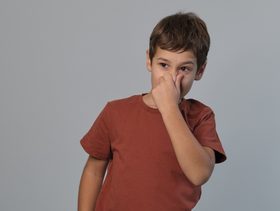 أسباب رائحة الفم عند الأطفال عمر خمس سنوات