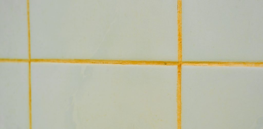 سيراميك عليه بقع صفراء