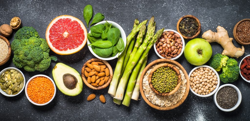 مجموعة من الأطعمة الصحيّة بين فواكه وخضراوات ومكسّرات