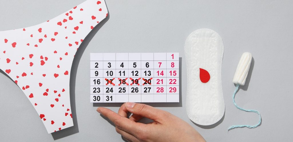 تواريخ الدورة وفوطة وملابس داخليّة نسائيّة