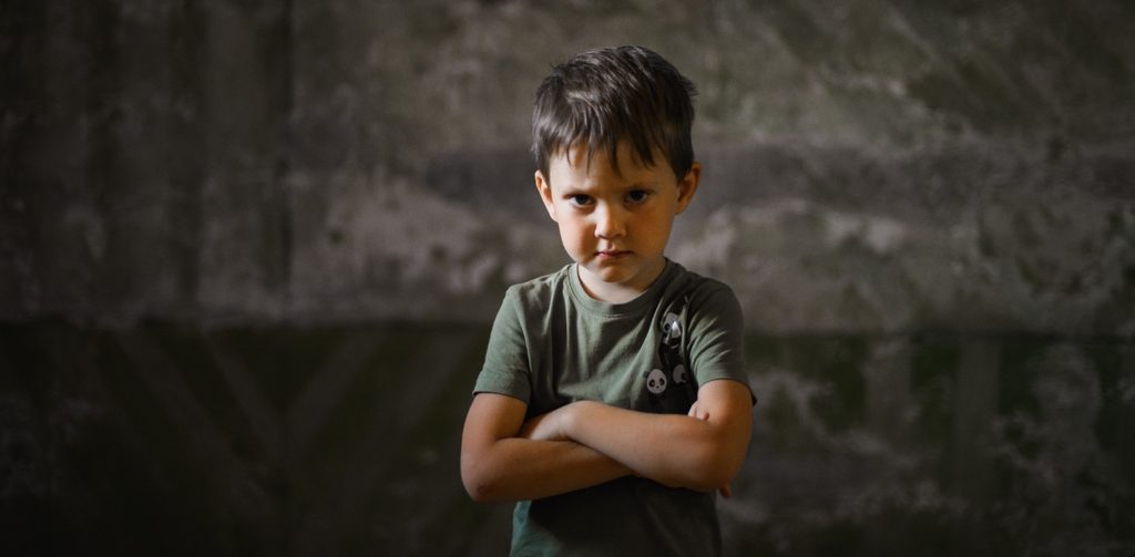 طفل غاضب متكتّف اليدين