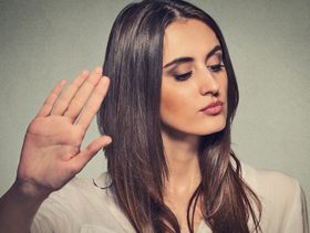 إمرأة ترفض الاعذار غير المبررة