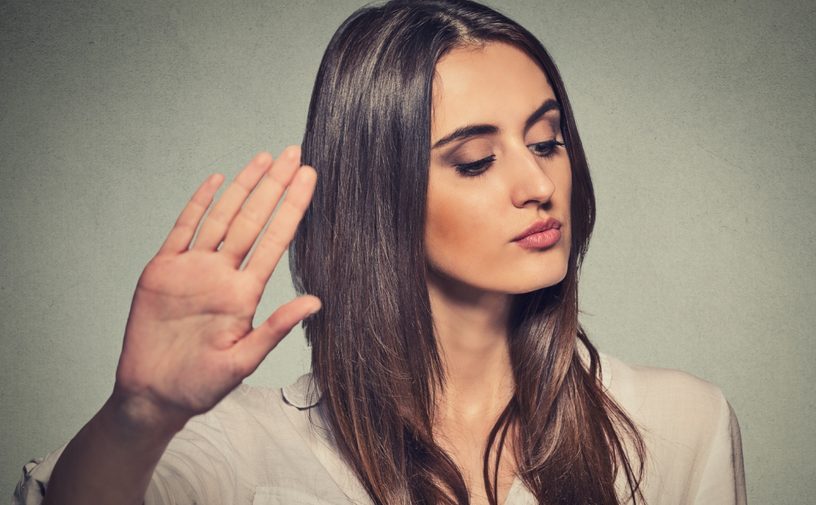 إمرأة ترفض الاعذار غير المبررة