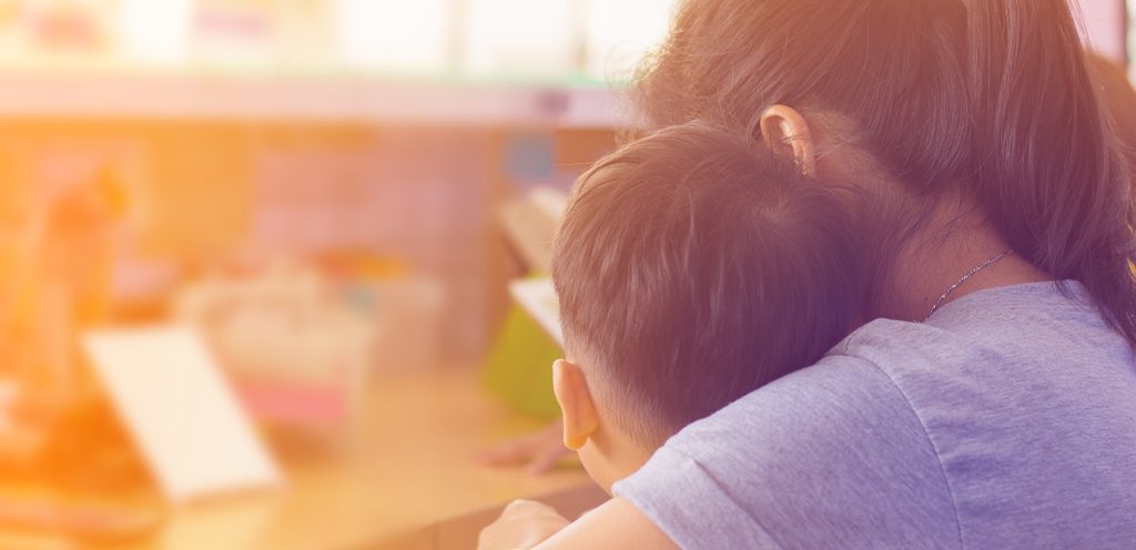 أم تعانق طفلها