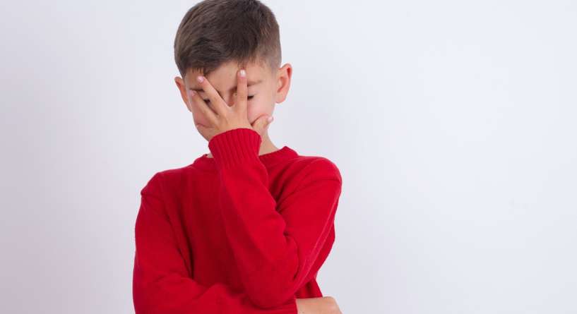طفل يشعر بالخجل