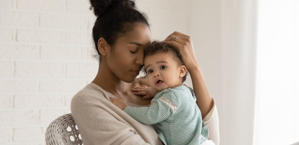 أم تعانق طفلها