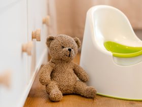 طفلة تنام في سريرها