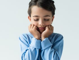 صورة لطفلة حزينة