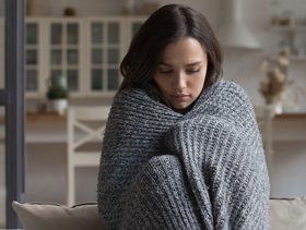 امرأة تعاني من اضطراب ما بعد الصدمة
