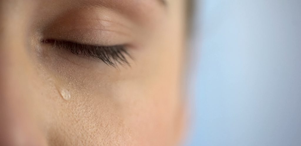 دموع في العين