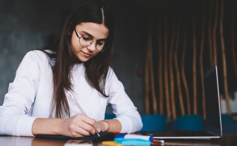 مراهقة تقوم بالكتابة