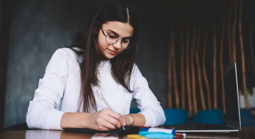 مراهقة تقوم بالكتابة