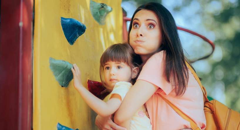 أمّ تمارس الحماية المفرطة